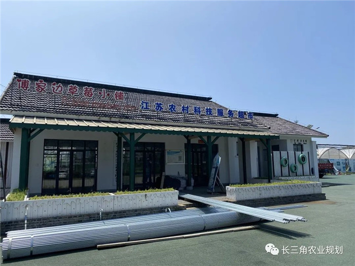 為了幫助園區(qū)的提檔升級,南京市農(nóng)業(yè)農(nóng)村局特委托中農(nóng)富通編制《南京市農(nóng)業(yè)園區(qū)發(fā)展研究報(bào)告》,以期從產(chǎn)業(yè)發(fā)展路徑、園區(qū)發(fā)展模式、保障措施等多維度為南京市農(nóng)業(yè)園區(qū)未來三年的發(fā)展做統(tǒng)籌謀劃。 8月19日,中農(nóng)(圖3) 為了幫助園區(qū)的提檔升級,南京市農(nóng)業(yè)農(nóng)村局特委托中農(nóng)富通編制《南京市農(nóng)業(yè)園區(qū)發(fā)展研究報(bào)告》,以期從產(chǎn)業(yè)發(fā)展路徑、園區(qū)發(fā)展模式、保障措施等多維度為南京市農(nóng)業(yè)園區(qū)未來三年的發(fā)展做統(tǒng)籌謀劃。 8月19日,中農(nóng)(圖3)