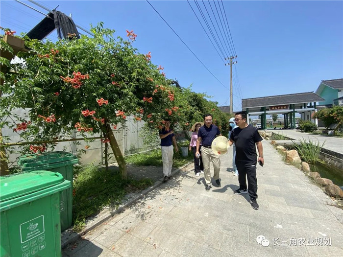 為了幫助園區(qū)的提檔升級,南京市農(nóng)業(yè)農(nóng)村局特委托中農(nóng)富通編制《南京市農(nóng)業(yè)園區(qū)發(fā)展研究報(bào)告》,以期從產(chǎn)業(yè)發(fā)展路徑、園區(qū)發(fā)展模式、保障措施等多維度為南京市農(nóng)業(yè)園區(qū)未來三年的發(fā)展做統(tǒng)籌謀劃。 8月19日,中農(nóng)(圖4) 為了幫助園區(qū)的提檔升級,南京市農(nóng)業(yè)農(nóng)村局特委托中農(nóng)富通編制《南京市農(nóng)業(yè)園區(qū)發(fā)展研究報(bào)告》,以期從產(chǎn)業(yè)發(fā)展路徑、園區(qū)發(fā)展模式、保障措施等多維度為南京市農(nóng)業(yè)園區(qū)未來三年的發(fā)展做統(tǒng)籌謀劃。 8月19日,中農(nóng)(圖4)