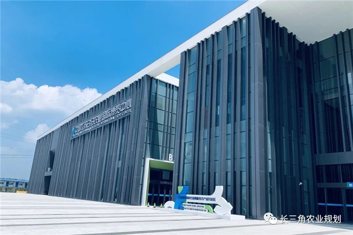 為了幫助園區(qū)的提檔升級,南京市農(nóng)業(yè)農(nóng)村局特委托中農(nóng)富通編制《南京市農(nóng)業(yè)園區(qū)發(fā)展研究報(bào)告》,以期從產(chǎn)業(yè)發(fā)展路徑、園區(qū)發(fā)展模式、保障措施等多維度為南京市農(nóng)業(yè)園區(qū)未來三年的發(fā)展做統(tǒng)籌謀劃。 8月19日,中農(nóng)(圖13) 為了幫助園區(qū)的提檔升級,南京市農(nóng)業(yè)農(nóng)村局特委托中農(nóng)富通編制《南京市農(nóng)業(yè)園區(qū)發(fā)展研究報(bào)告》,以期從產(chǎn)業(yè)發(fā)展路徑、園區(qū)發(fā)展模式、保障措施等多維度為南京市農(nóng)業(yè)園區(qū)未來三年的發(fā)展做統(tǒng)籌謀劃。 8月19日,中農(nóng)(圖13)